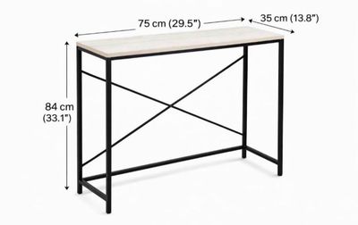 la hauteur d'une table avec un plateau en bois et un piètement en métal