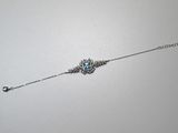 bracelet à chaîne en argent orné d'une pierre bleue et d'un oiseau