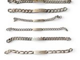 cinq bracelets en argent et un bracelet en argent sur fond blanc