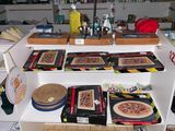 un comptoir sur lequel sont disposées de nombreuses pizzas de toutes sortes