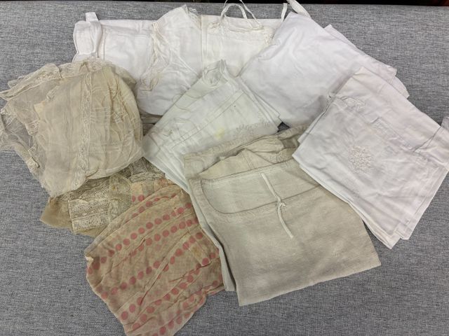 Chemises ou cache corset, robe de baptême. Vendu en l’état sans v