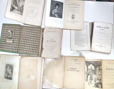 beaucoup de vieux livres posés ensemble sur la table