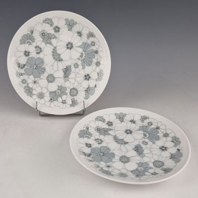 deux assiettes blanches et bleues ornées de fleurs, posées sur une table