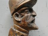 une statue représentant un homme portant un chapeau et une barbe