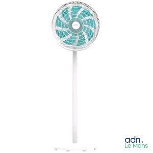un ventilateur sur pied blanc posé sur un socle blanc