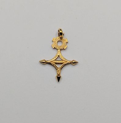 une image d'une croix dorée sur fond blanc