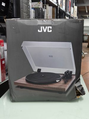 un tourne-disque posé sur une table dans un magasin