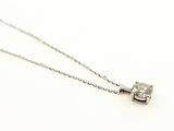 collier plaqué argent avec un pendentif en forme de croix sur une chaîne à maillons ronds