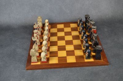 Un jeu d'échec comprenant : - Un plateau en bois de placage …