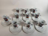 les nombreuses tasses et soucoupes qui se trouvent sur la table