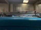 une photo d'une voiture bleue dans un garage