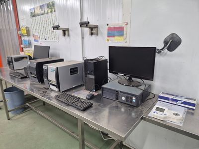 de nombreux ordinateurs posés sur la table dans la pièce