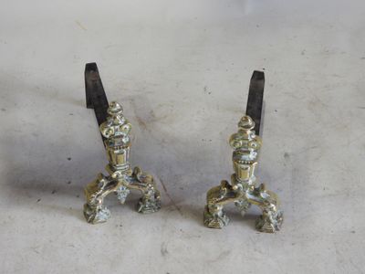 paire de bougeoirs anciens en laiton, ornés de têtes et de pattes de lion