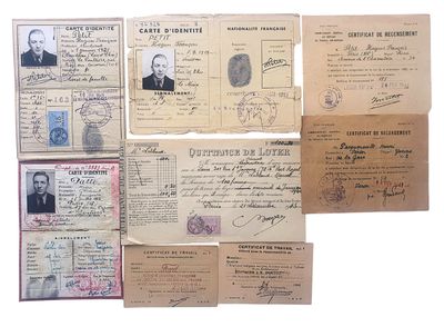 plusieurs vieux papiers sur lesquels figurait la photo d'un homme et d'une femme