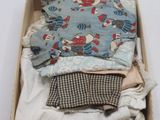 une boîte contenant beaucoup de vêtements