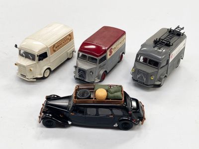 quatre petites voitures qui sont rangées les unes à côté des autres