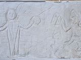 une image représentant un relief en pierre représentant un homme et une femme