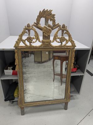 Grand miroir en bois et stuc doré à fronton ajouré à décor d…