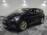 une voiture noire garée sur le sol en damier d'un garage