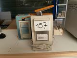 un ordinateur posé sur un bureau, avec une étiquette de prix dessus