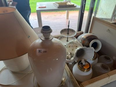 une table sur laquelle se trouvent une lampe, un vase et d'autres objets