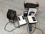 Plusieurs appareils électroniques sont posés par terre à côté d'une boîte