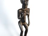 l'image d'une statue représentant une femme tenant un bébé dans ses bras