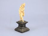 une image représentant la statue d'un homme debout sur un piédestal