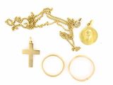 deux bagues, un collier et une croix sur fond blanc
