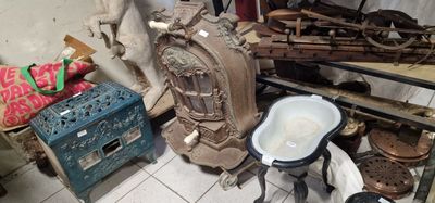 un tas de vieux objets posés par terre dans une pièce