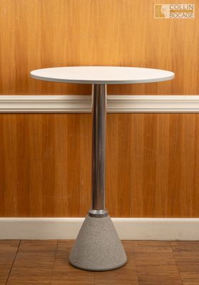 une petite table blanche avec un piètement en métal, posée sur un parquet