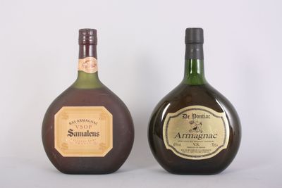 deux bouteilles de vin posées l'une à côté de l'autre sur une surface blanche