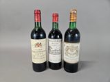 trois bouteilles de vin posées l'une à côté de l'autre sur une table