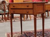 une petite table avec un tiroir dans une pièce