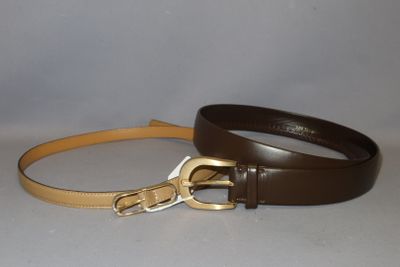 ceinture en cuir marron et beige avec une boucle dorée