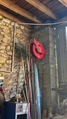 une image représentant une pièce dans laquelle se trouve une borne d'incendie