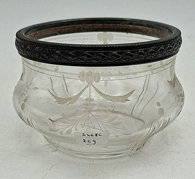 un bocal en verre muni d'un couvercle, posé sur une surface blanche