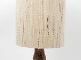 une image d'une lampe de table avec un abat-jour beige