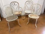 trois chaises blanches placées les unes à côté des autres dans une pièce