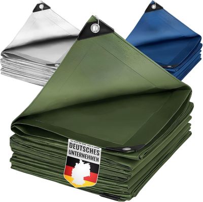 une pile de bâches vertes et bleues surmontée d'un drapeau allemand