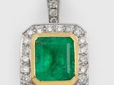 un pendentif en émeraude et diamants
