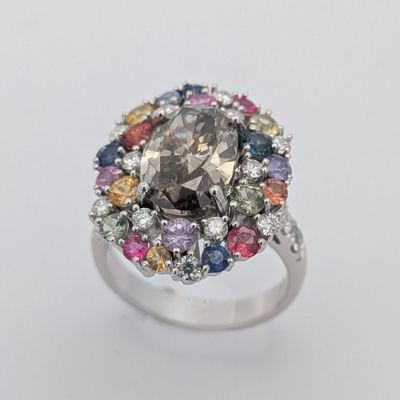 une image représentant une bague raffinée, ornée d'une pierre centrale somptueuse entourée de pierres multicolores