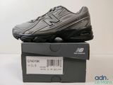 Les chaussures New Balance sont dans la boîte posée sur la table.