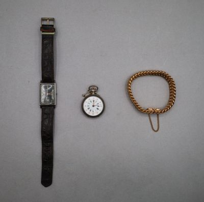 un assortiment de montres et de bracelets, comprenant notamment une montre et un bracelet