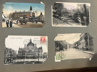 de nombreuses cartes postales anciennes accrochées au mur d'un immeuble