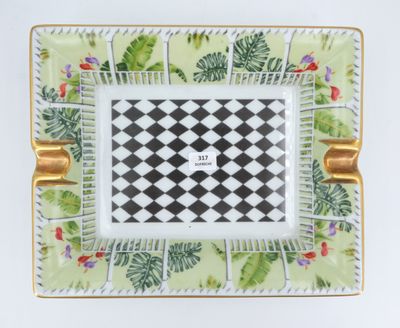 a picture of a square plate with a checkerboard design