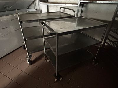 trois tables en acier inoxydable dans la cuisine d'un restaurant