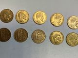 gros plan d'un paquet de pièces d'or sur une table