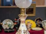 une lampe posée sur une table dans une pièce