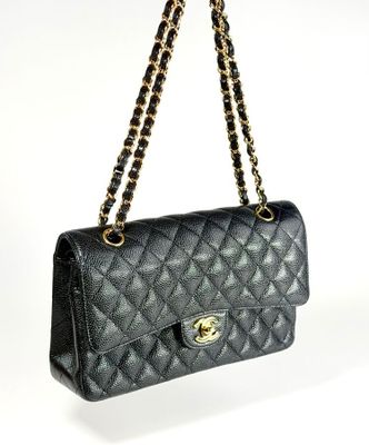 un sac Chanel noir sur fond blanc